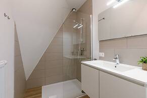 Cozy Beach Apartment in Middelkerke for 5 Guests Bright Living Space W