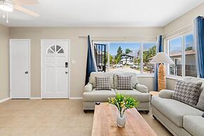Cozy 2BR Home With Bright Interior Relaxing Patio