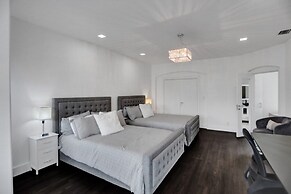 4 Br Designer Home Next To Shul And Community Pool 4 Bedroom Villa