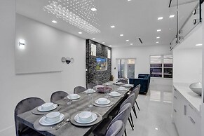 4 Br Designer Home Next To Shul And Community Pool 4 Bedroom Villa