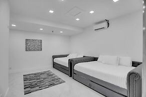 4 Br Designer Home Next To Shul And Community Pool 4 Bedroom Villa