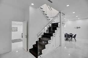 4 Br Designer Home Next To Shul And Community Pool 4 Bedroom Villa