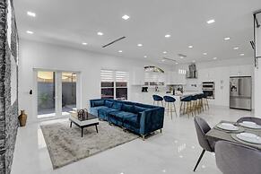 4 Br Designer Home Next To Shul And Community Pool 4 Bedroom Villa