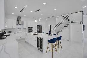 4 Br Designer Home Next To Shul And Community Pool 4 Bedroom Villa