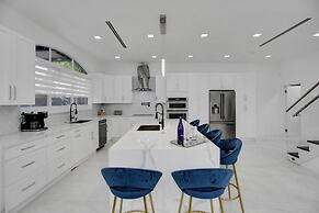 4 Br Designer Home Next To Shul And Community Pool 4 Bedroom Villa