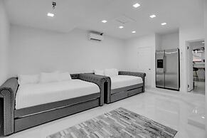 4 Br Designer Home Next To Shul And Community Pool 4 Bedroom Villa