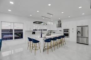 4 Br Designer Home Next To Shul And Community Pool 4 Bedroom Villa