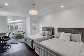 4 Br Designer Home Next To Shul And Community Pool 4 Bedroom Villa