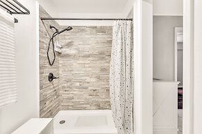 Serene Oasis In Daphne: Cozy Home With Giant Oaks 4 Bedroom Home