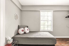 Serene Oasis In Daphne: Cozy Home With Giant Oaks 4 Bedroom Home