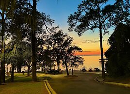 Serene Oasis In Daphne: Cozy Home With Giant Oaks 4 Bedroom Home