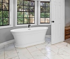 Serene Oasis In Daphne: Cozy Home With Giant Oaks 4 Bedroom Home