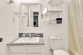 Serene Oasis In Daphne: Cozy Home With Giant Oaks 4 Bedroom Home