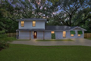 Serene Oasis In Daphne: Cozy Home With Giant Oaks 4 Bedroom Home