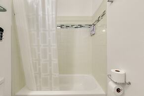 Serene Oasis In Daphne: Cozy Home With Giant Oaks 4 Bedroom Home