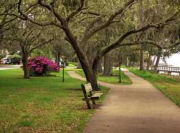Serene Oasis In Daphne: Cozy Home With Giant Oaks 4 Bedroom Home