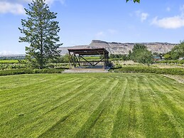 Tranquil Modern Haven 2 Bedroom Home