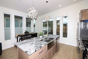 Tranquil Modern Haven 2 Bedroom Home