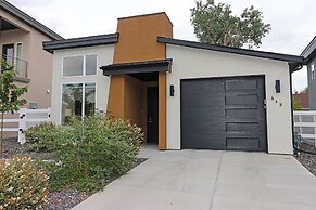 Tranquil Modern Haven 2 Bedroom Home