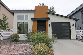 Tranquil Modern Haven 2 Bedroom Home