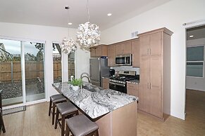 Tranquil Modern Haven 2 Bedroom Home