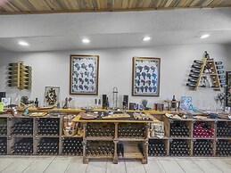 Quaint Monument Retreat Studio