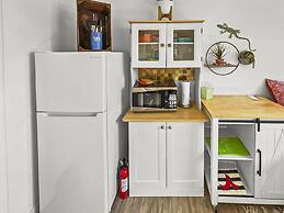 Quaint Monument Retreat Studio