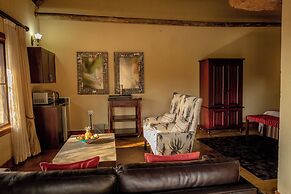Room in Guest Room - Mmakuba Private Game Lodge, Deluxe Chalet 8B