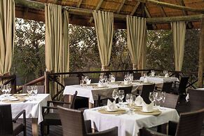 Room in Guest Room - Mmakuba Private Game Lodge, Deluxe Chalet 8B