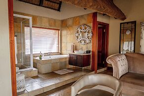 Room in Guest Room - Mmakuba Private Game Lodge, Deluxe Chalet 8B