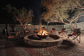 Room in Guest Room - Serene Retreat in Bracondale Mountain Views & Pri