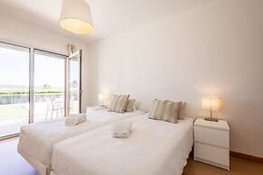 Carmona A com Vista Para a Piscina