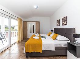 Exquisite Spacious Villa Bufaline With Pool and Gym