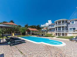 Exquisite Spacious Villa Bufaline With Pool and Gym