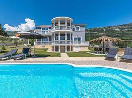 Exquisite Spacious Villa Bufaline With Pool and Gym