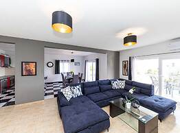 Exquisite Spacious Villa Bufaline With Pool and Gym