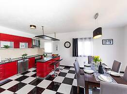 Exquisite Spacious Villa Bufaline With Pool and Gym