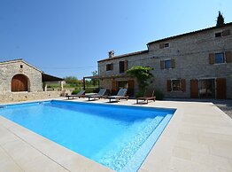 Majestic Rustical Kanfanar Villa With Pool