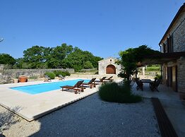 Majestic Rustical Kanfanar Villa With Pool