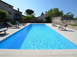 Majestic Rustical Kanfanar Villa With Pool