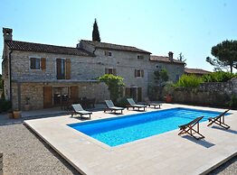 Majestic Rustical Kanfanar Villa With Pool