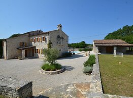 Majestic Rustical Kanfanar Villa With Pool