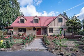 MapleRidge House: A BnB For All Seasons!
