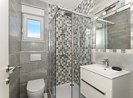 Stylish Kaštela Apartment With Modern Amenities and Free Parking