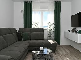 Stylish Kaštela Apartment With Modern Amenities and Free Parking