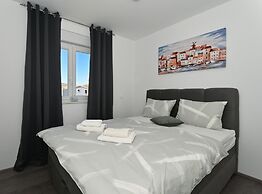 Stylish Kaštela Apartment With Modern Amenities and Free Parking