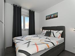 Stylish Kaštela Apartment With Modern Amenities and Free Parking