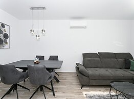 Stylish Kaštela Apartment With Modern Amenities and Free Parking