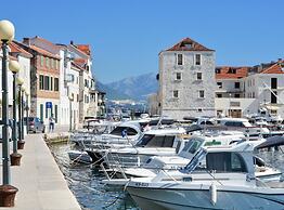 Stylish Kaštela Apartment With Modern Amenities and Free Parking