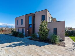 Stylish Apartment With Private Swimming Pool